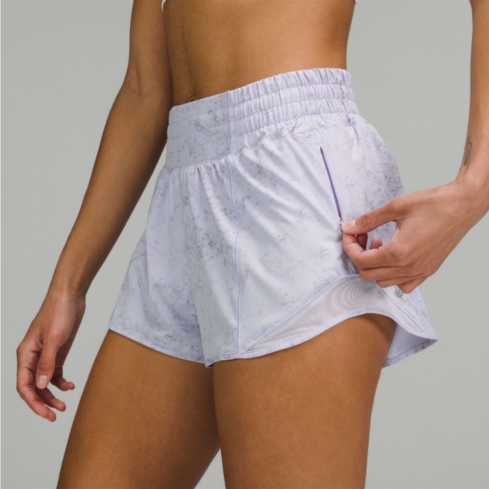 Lululemon Hotty Hot High Rise 2.5 inch in Gravel Dust/ pastel blue-size 4